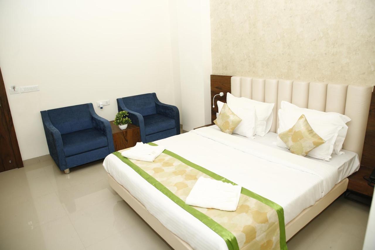 Hotel Manas Plus Khandwa Exterior foto