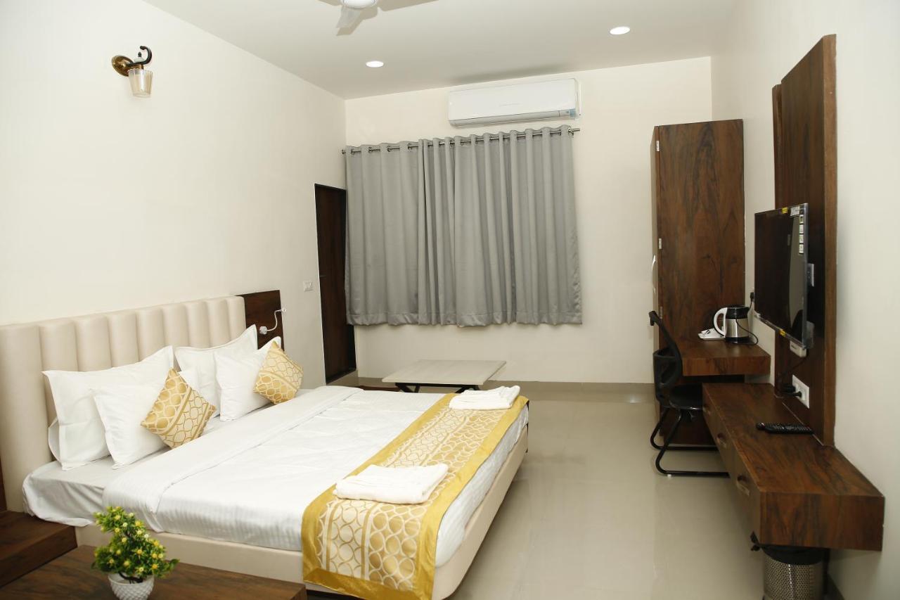 Hotel Manas Plus Khandwa Exterior foto